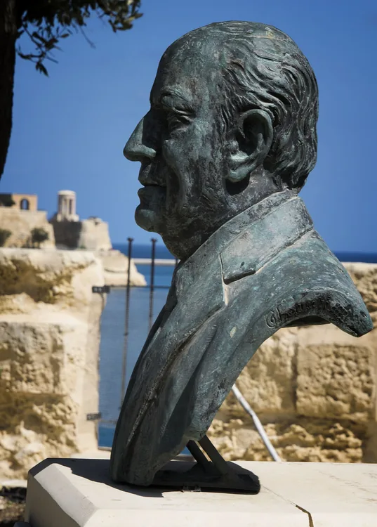 Charles Clews, komik z Malta