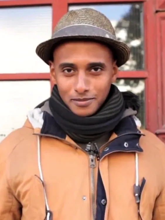 Tedros Teclebrhan, comediwr o Yr Almaen