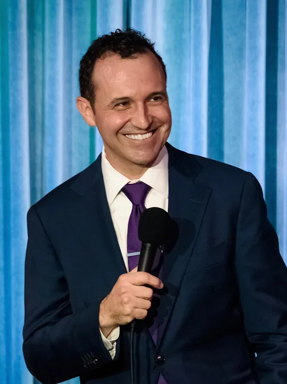 Tony Deyo, komedian dari Amerika Serikat